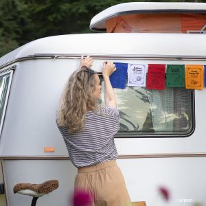 vanlife prayer flags am Bus